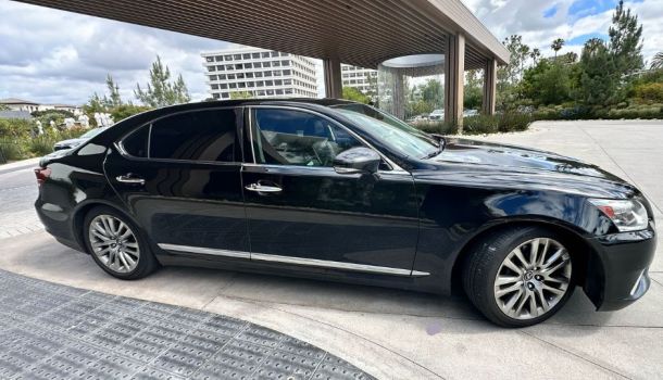 Should You Book One-Way or Round Trip Limo Service for the Airport?
