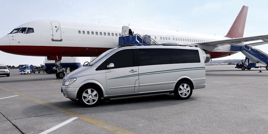 Why People Prefer Using Luxury Limo Airport Transportation Services
