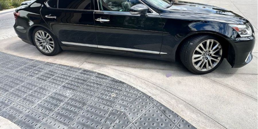 Should You Book One-Way or Round Trip Limo Service for the Airport?