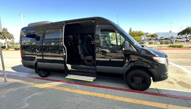 Why Do Travelers Choose Limo Service Over Other Airport Options?